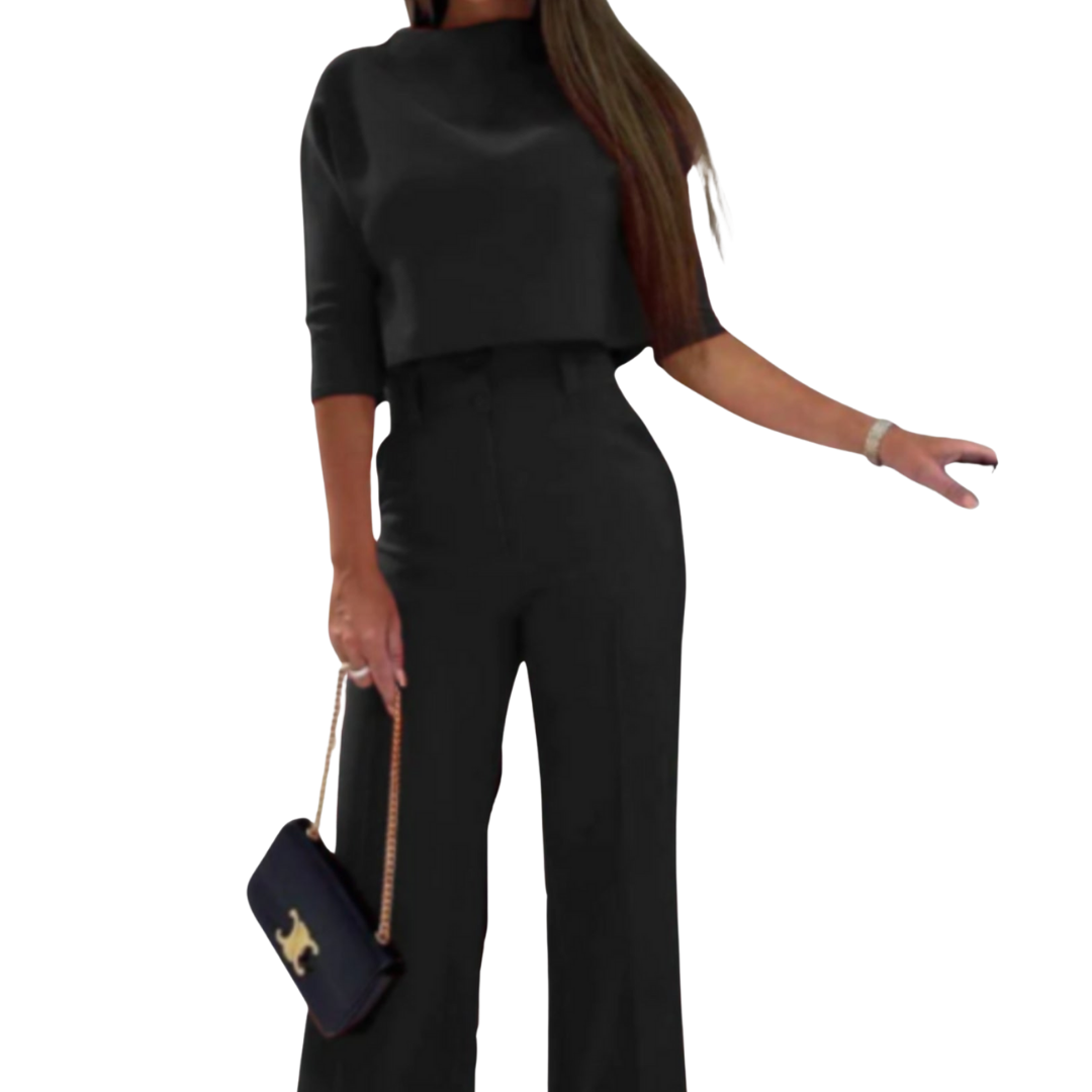 Femme en tenue élégante noire, portant un sac à main chic avec chaîne dorée. Mode féminine, style sophistiqué, vêtements tendance.