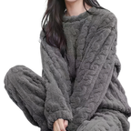 Femme portant un ensemble pyjama en polaire gris, confortable et chaud, idéal pour l'hiver. Mode détente, vêtements d'intérieur douillets.