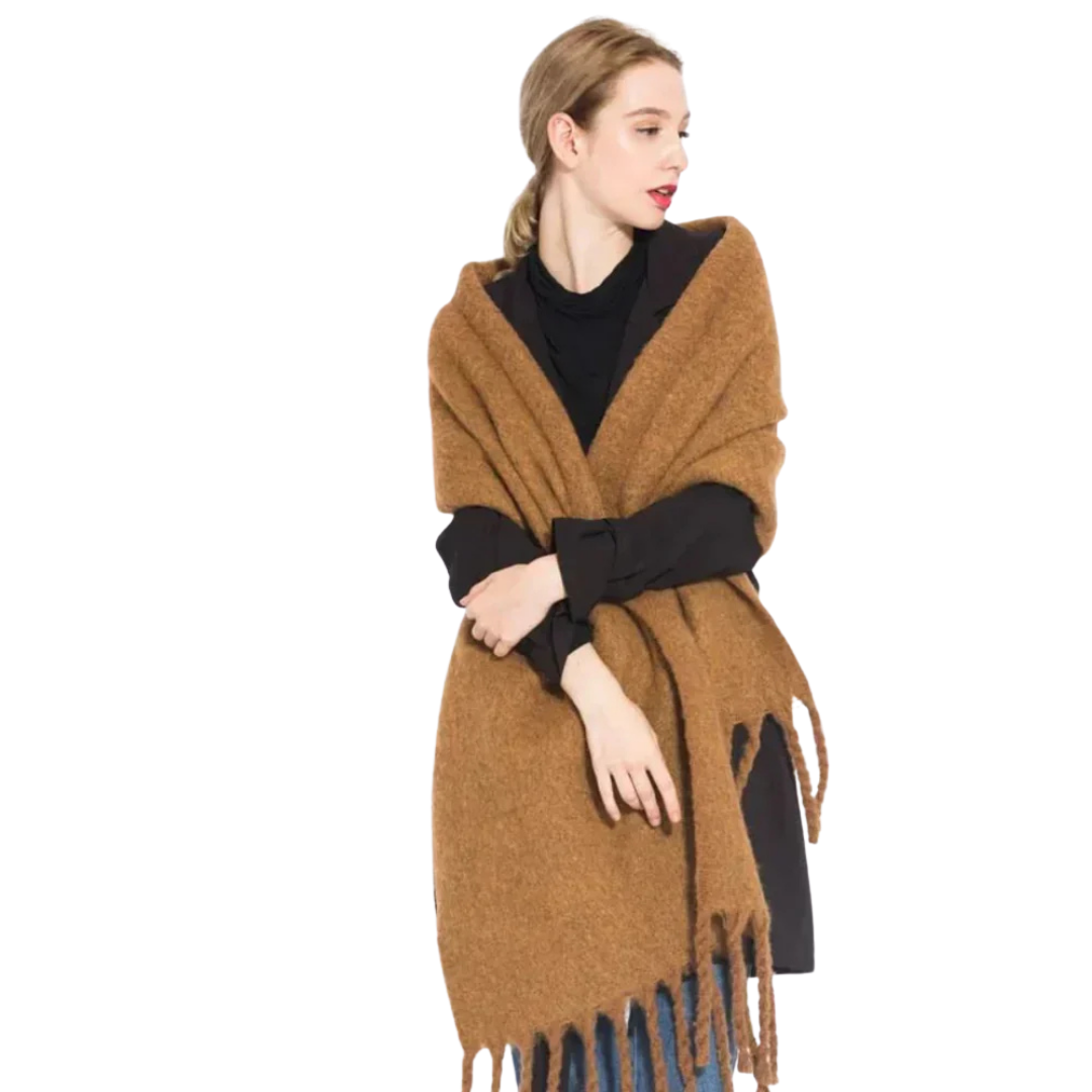 Femme portant une écharpe marron en laine, style élégant, mode automne-hiver, accessoire chaud, tenue décontractée, fond blanc.