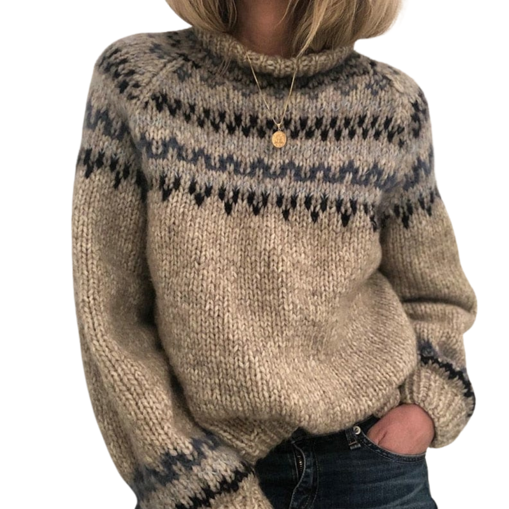 Femme portant un pull en laine beige à motifs nordiques, col roulé, manches longues, avec un pendentif doré, style hiver décontracté.