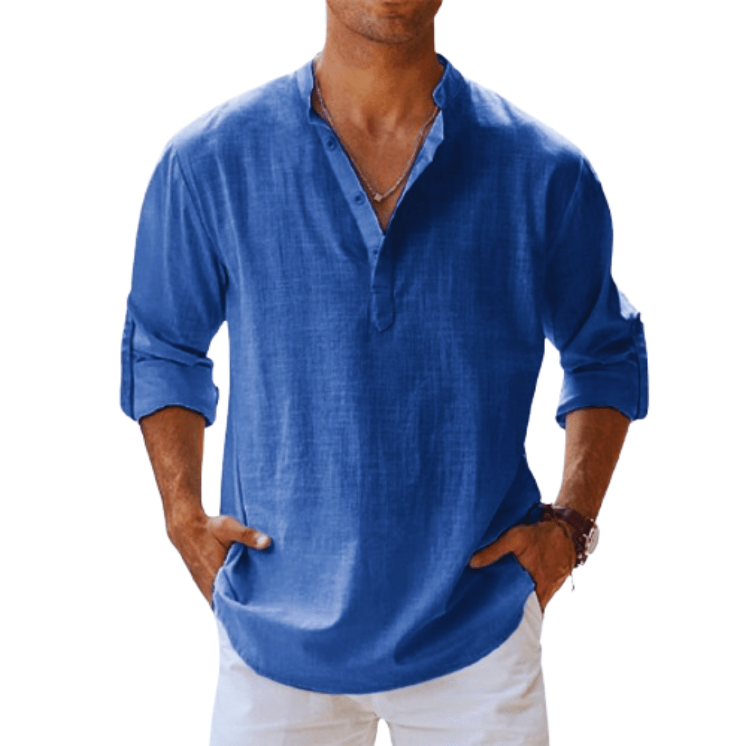 Homme portant une chemise en lin bleu à manches longues retroussées, col tunisien, style décontracté, mode masculine élégante.