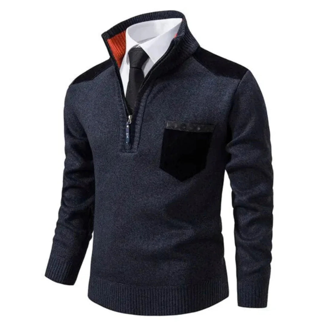 Pull homme bleu marine avec col zippé, poche poitrine noire, porté sur chemise blanche et cravate noire. Mode élégante, tenue automne-hiver.