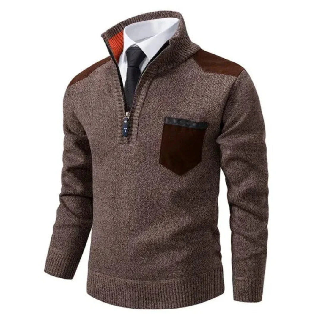 Pull en laine marron pour homme avec col zippé, poche poitrine contrastée et empiècements aux épaules, idéal pour un look élégant et décontracté.