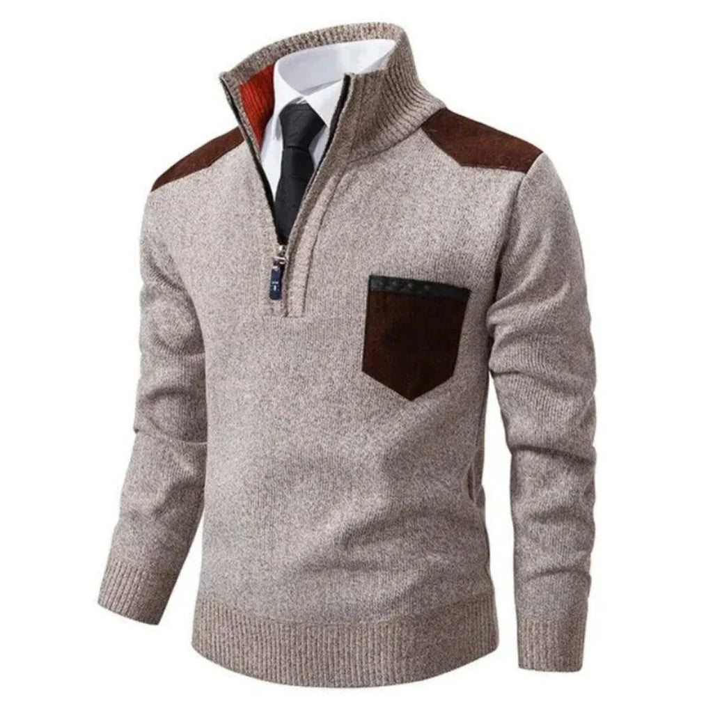 Pull homme élégant en laine beige avec col zippé, poche poitrine contrastée et empiècements marron, idéal pour un look chic et moderne.