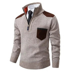 Pull homme élégant en laine beige avec col zippé, poche poitrine contrastée et empiècements marron, idéal pour un look chic et moderne.