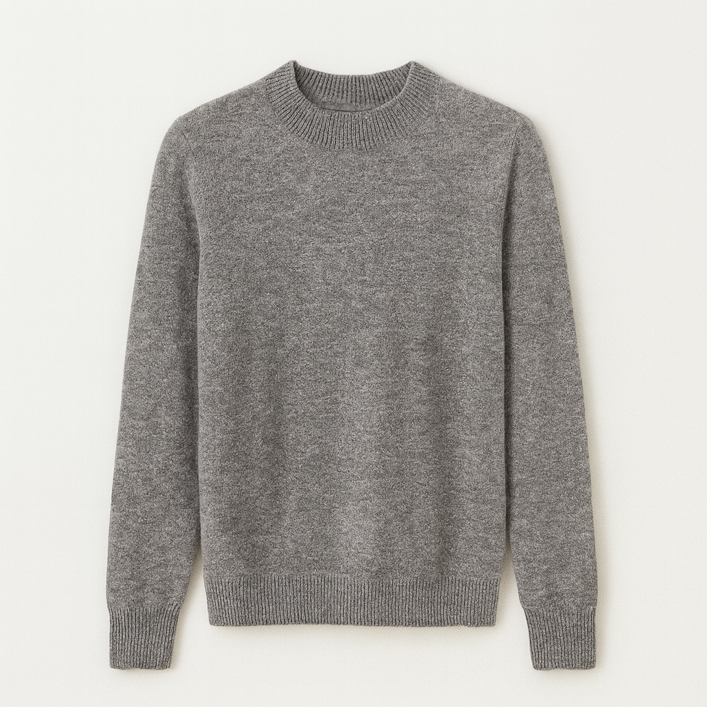 Pull gris en laine mérinos, col rond, manches longues, texture douce et élégante. Mode automne-hiver, vêtement chaud et confortable.