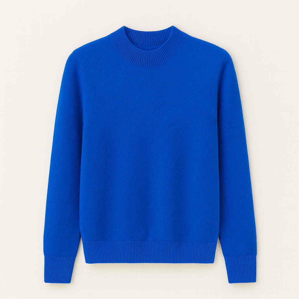 Pull bleu électrique en laine, col rond, manches longues, sur fond beige. Mode hiver, vêtement chaud, tendance, style décontracté.