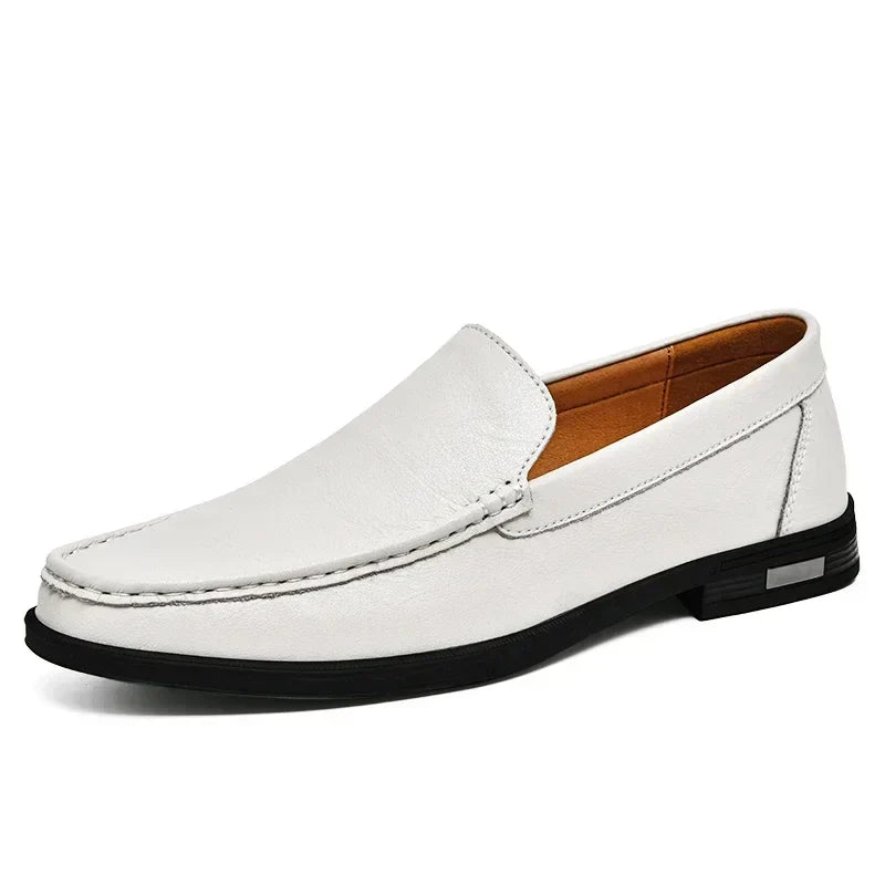 Mocassin blanc en cuir pour homme, semelle noire, style élégant et moderne. Chaussure décontractée, idéale pour un look chic et confortable.