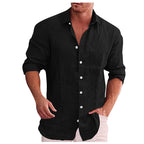 Homme portant une chemise noire en lin, manches retroussées, boutons blancs, style décontracté. Mode masculine élégante et tendance.