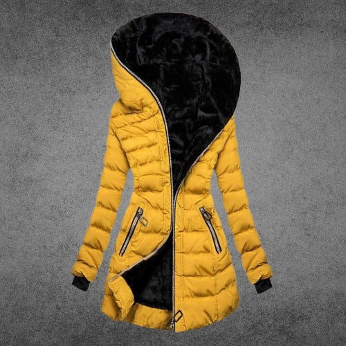 Veste d'hiver jaune avec capuche, doublure noire en fausse fourrure, fermeture éclair asymétrique, poches zippées, style moderne et chaud.