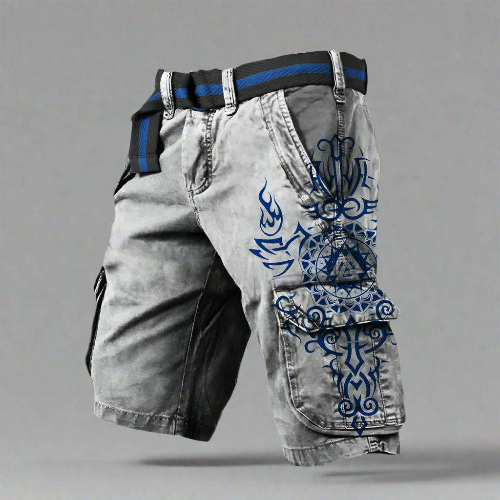 Short cargo gris avec motifs bleus tribaux, ceinture noire et bleue, style urbain moderne, mode masculine décontractée, fond gris neutre.