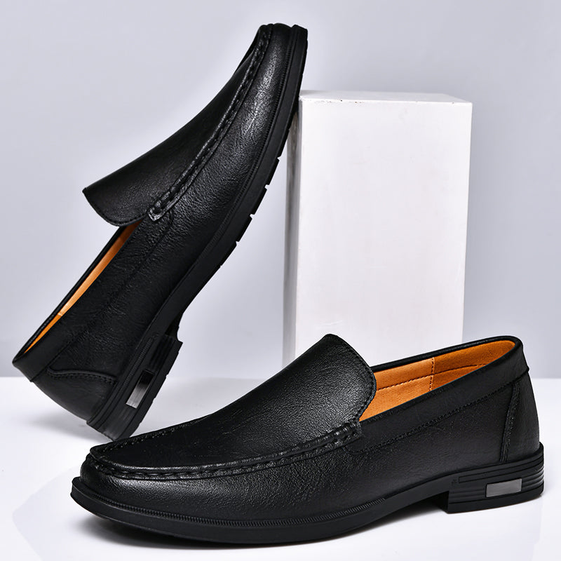 Chaussures mocassins en cuir noir pour homme, élégantes et confortables, posées sur un fond blanc. Idéales pour un style formel ou décontracté.