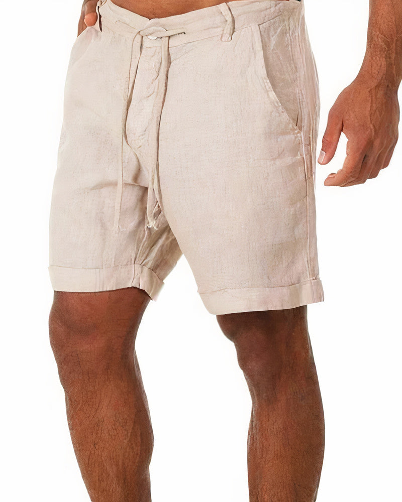 Short en lin beige pour homme, avec ceinture à nouer, poches latérales, idéal pour l'été et les tenues décontractées. Mode masculine estivale.