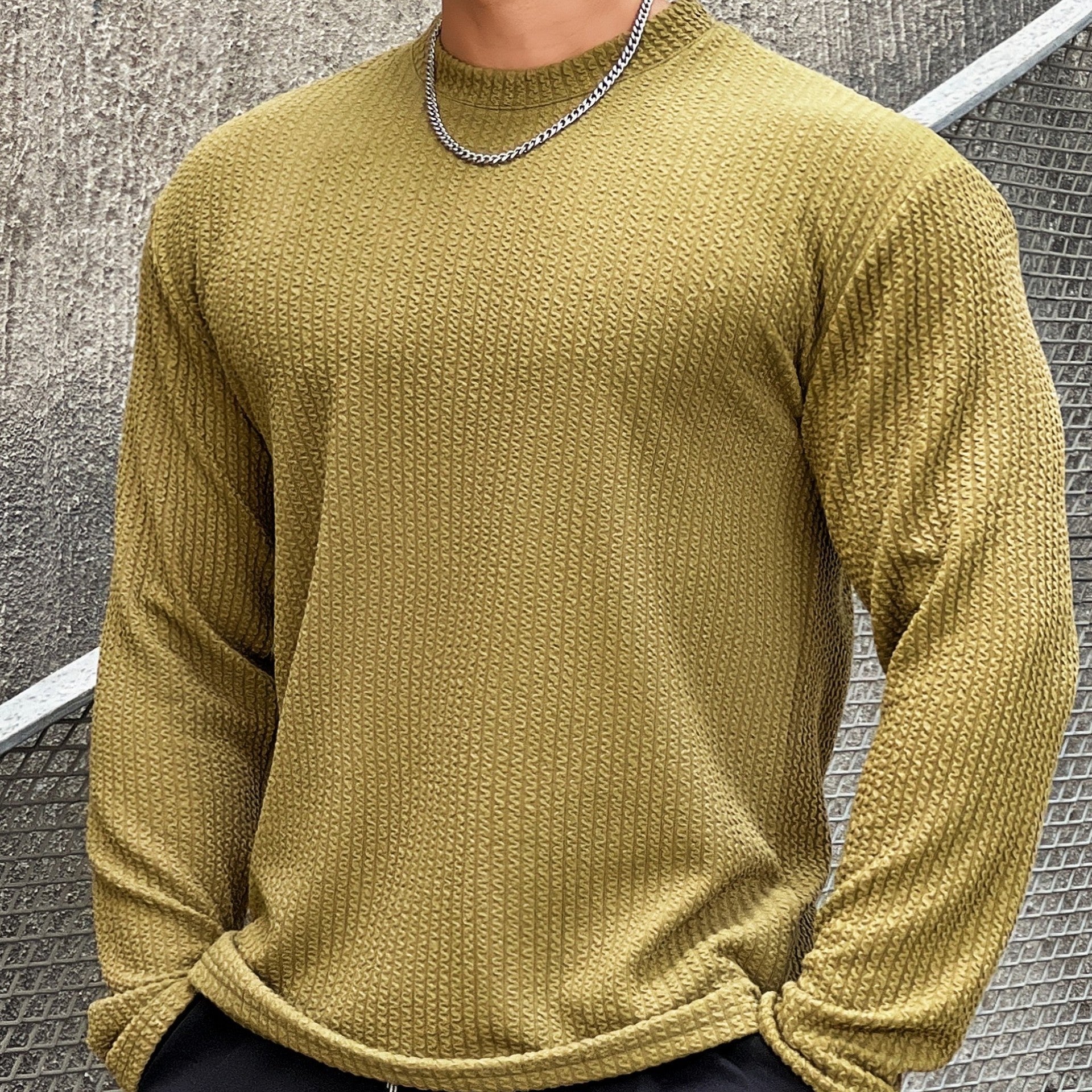 Pull en maille texturée vert olive pour homme, col rond, manches longues, chaîne argentée, mode urbaine, style décontracté.