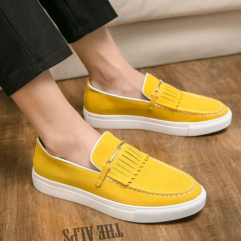 Chaussures mocassins jaunes pour homme, semelle blanche, design moderne et élégant, portées sur un sol en bois. Mode masculine tendance.