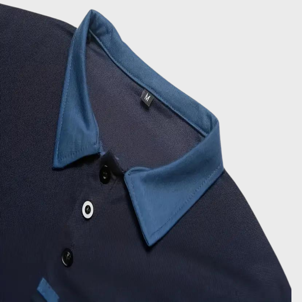 Polo bleu marine avec col contrasté bleu clair, boutons noirs et blancs, taille M. Mode homme élégante, style décontracté chic.