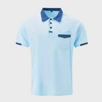Polo bleu clair pour homme avec col contrasté bleu foncé, poche poitrine et boutons. Mode masculine élégante, tenue décontractée chic.