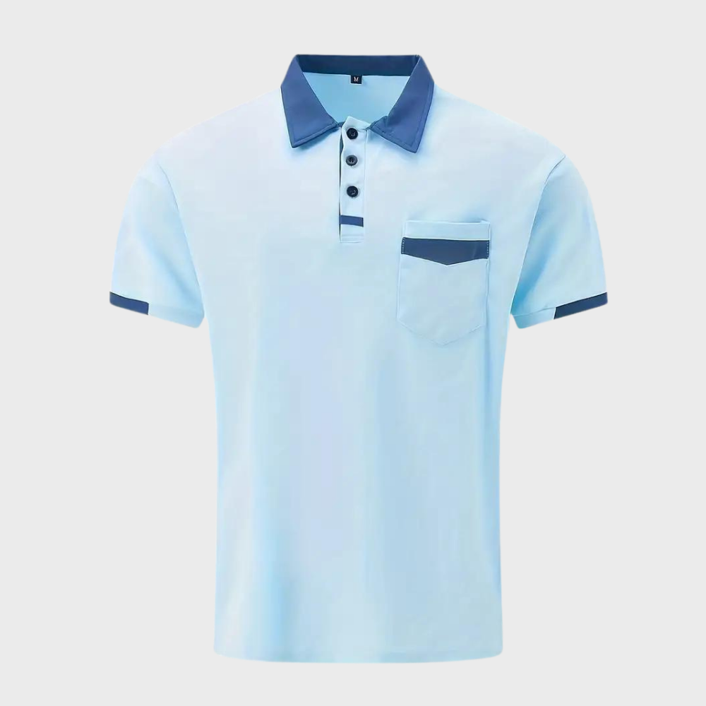Polo bleu clair pour homme avec col contrasté bleu foncé, poche poitrine et boutons. Mode masculine élégante, tenue décontractée chic.