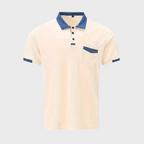 Polo blanc à manches courtes avec col et bordures bleus, poche poitrine, style décontracté pour homme. Mode élégante et tendance.