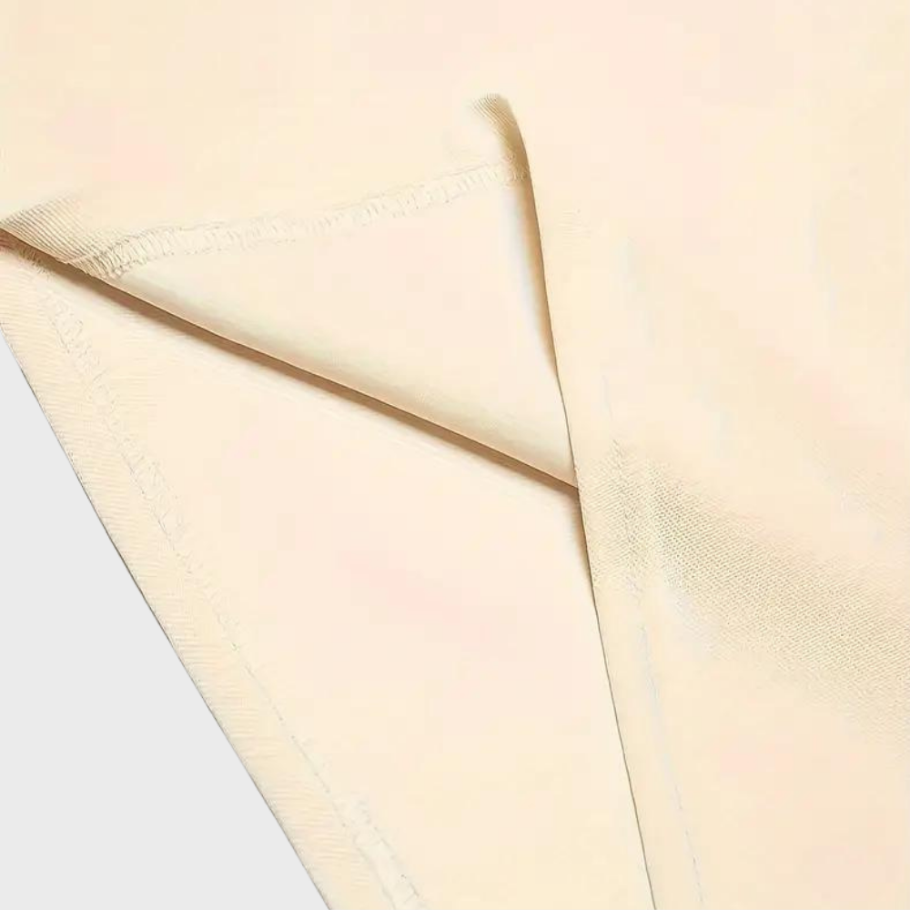 Tissu beige en microfibre, gros plan sur les coutures et la texture douce. Idéal pour vêtements confortables et respirants.