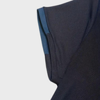 Manche de t-shirt noir en coton, design minimaliste, couture soignée, style décontracté, mode homme, vêtement basique, tendance actuelle.