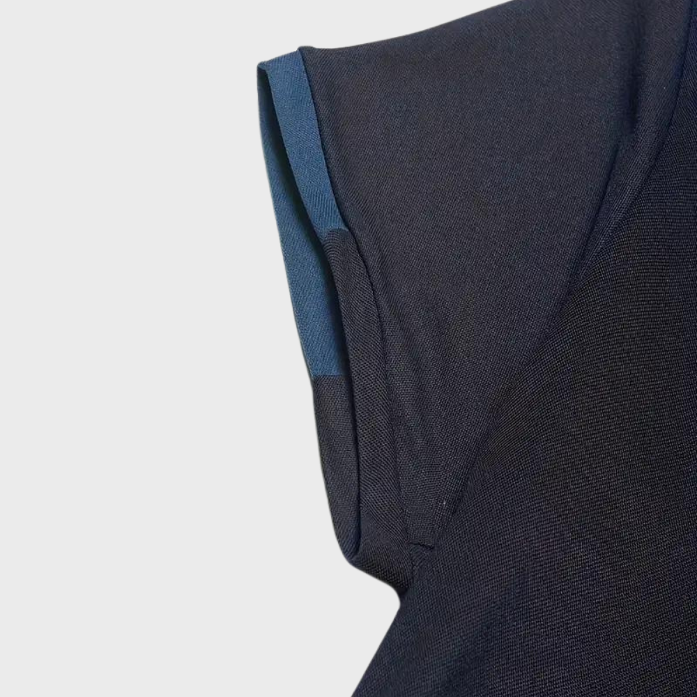 Manche de t-shirt noir en coton, design minimaliste, couture soignée, style décontracté, mode homme, vêtement basique, tendance actuelle.