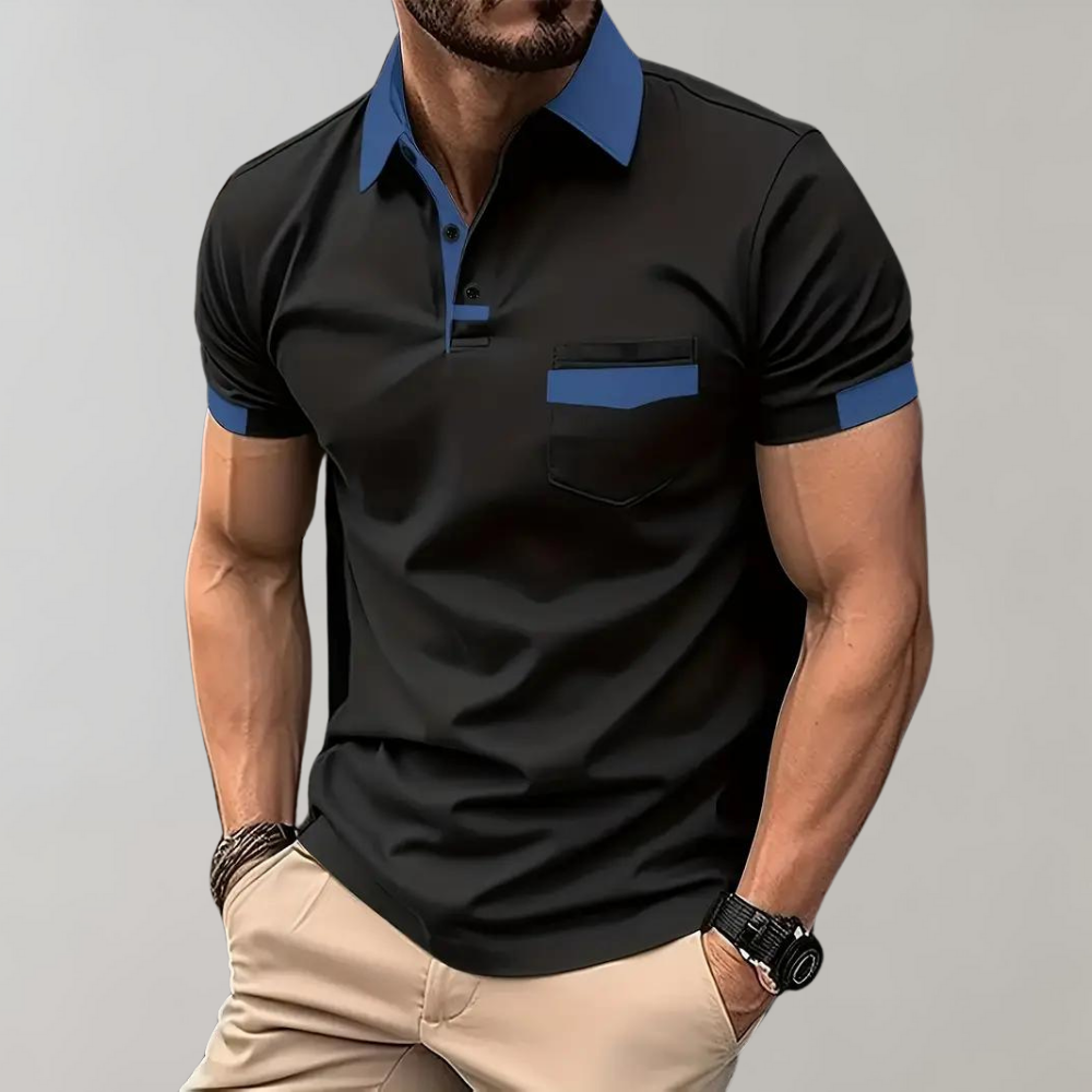 Homme portant un polo noir avec col et manches bleus, poche poitrine, pantalon beige. Mode masculine élégante, tenue décontractée chic.