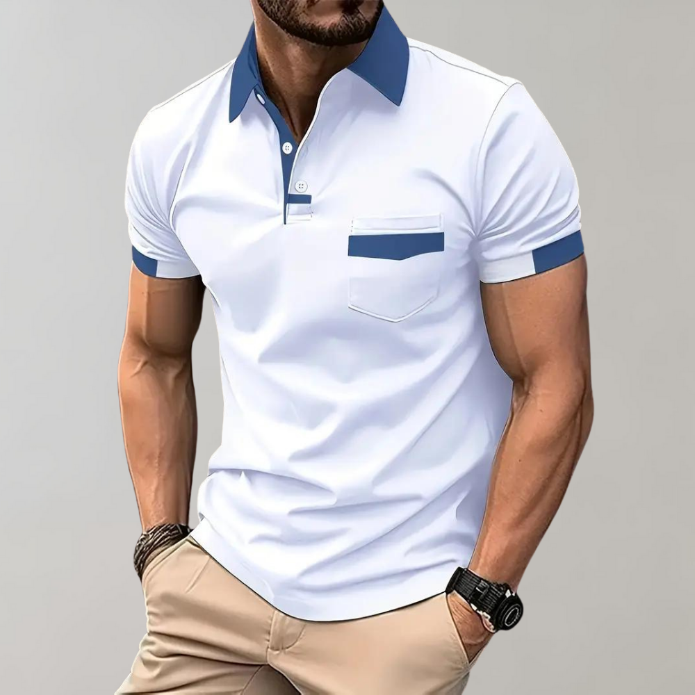 Homme portant un polo blanc à col bleu, manches courtes, poche poitrine, associé à un pantalon beige. Mode masculine élégante et décontractée.