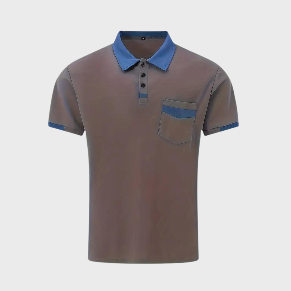 Polo homme marron avec col bleu, poche poitrine contrastée, manches courtes. Mode masculine élégante, tenue décontractée chic.