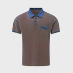 Polo homme marron avec col bleu, poche poitrine contrastée, manches courtes. Mode masculine élégante, tenue décontractée chic.