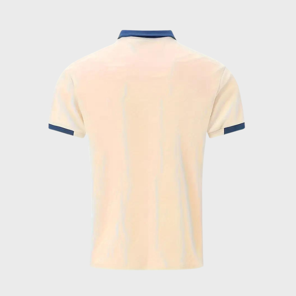 Polo beige pour homme, manches courtes, col et bords des manches bleu marine, style décontracté, idéal pour l'été et les occasions informelles.
