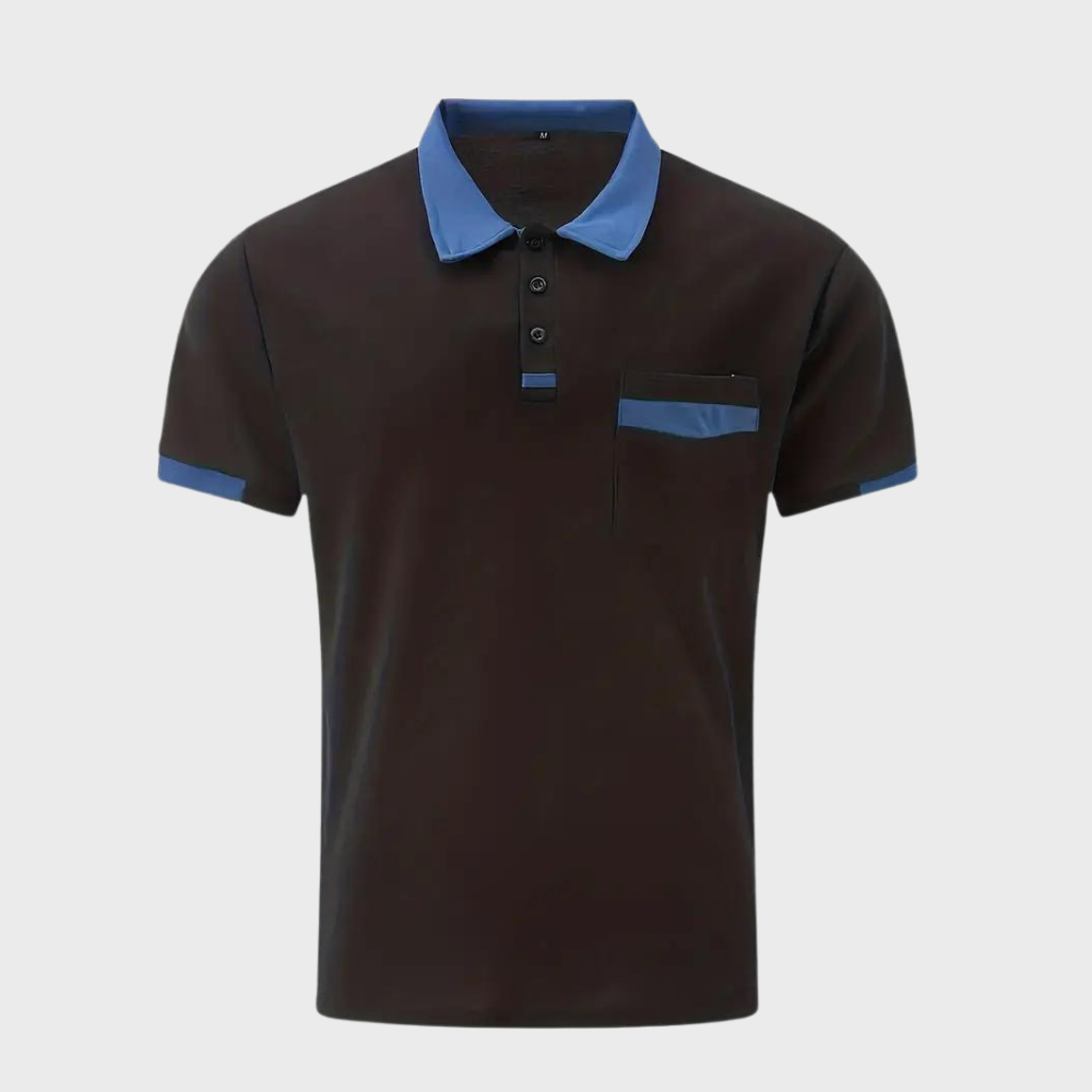 Polo noir pour homme avec col et manches bleus, poche poitrine contrastée. Mode masculine élégante, tenue décontractée chic.
