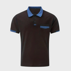 Polo noir pour homme avec col et manches bleus, poche poitrine contrastée. Mode masculine élégante, tenue décontractée chic.