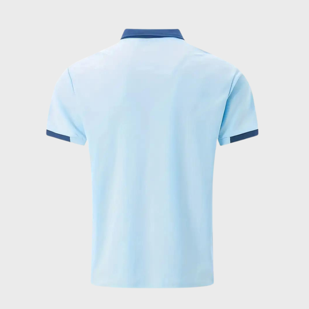 Polo bleu clair pour homme, manches courtes, col et manches contrastés bleu marine, style décontracté, mode masculine élégante.