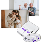 Console de jeu rétro Super Nintendo avec deux manettes, posée devant des photos de familles heureuses, symbolisant le divertissement intergénérationnel.