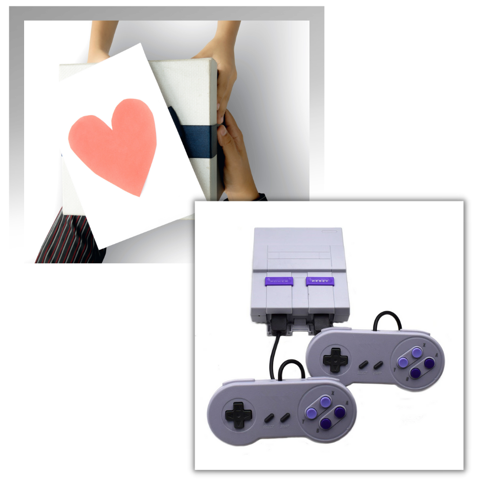Console rétro Super Nintendo avec deux manettes grises, cadeau emballé avec carte cœur. Jeux vidéo classiques, nostalgie, divertissement vintage.