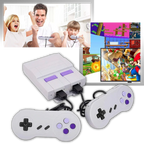 Console rétro avec deux manettes blanches, famille jouant à des jeux vidéo classiques, captures d'écran de jeux rétro, divertissement nostalgique.