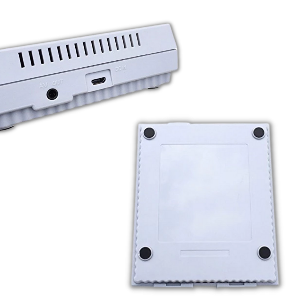 Console de jeu rétro blanche avec ports AV et DC IN visibles, posée sur fond noir. Design compact et minimaliste, idéale pour les amateurs de jeux classiques.
