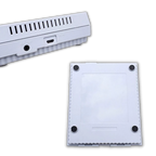 Console de jeu rétro blanche avec ports AV et DC IN visibles, posée sur fond noir. Design compact et minimaliste, idéale pour les amateurs de jeux classiques.