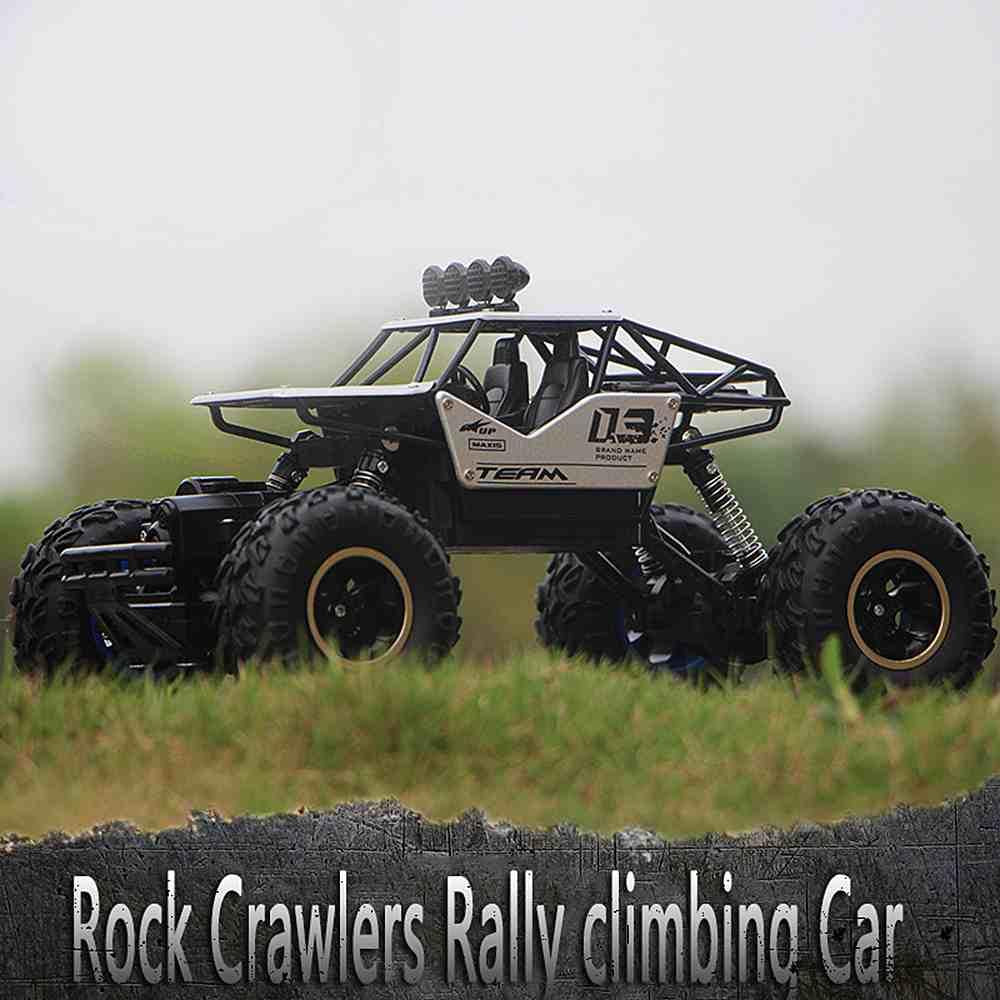Voiture télécommandée tout-terrain Rock Crawler sur herbe, suspension robuste, pneus larges, idéale pour rallye et escalade.