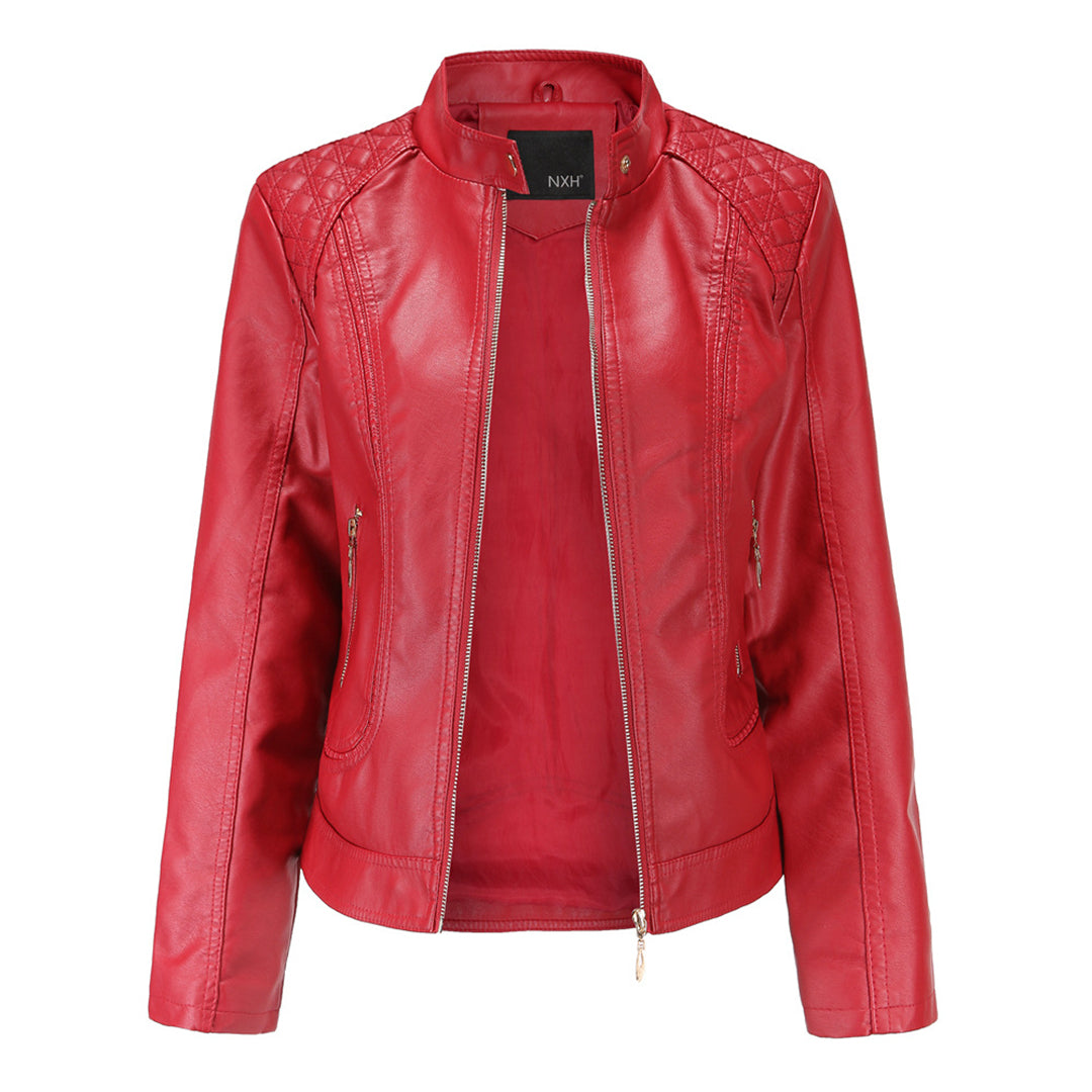 Veste en cuir rouge pour femme avec fermeture éclair, col montant et détails matelassés sur les épaules. Mode élégante et tendance.