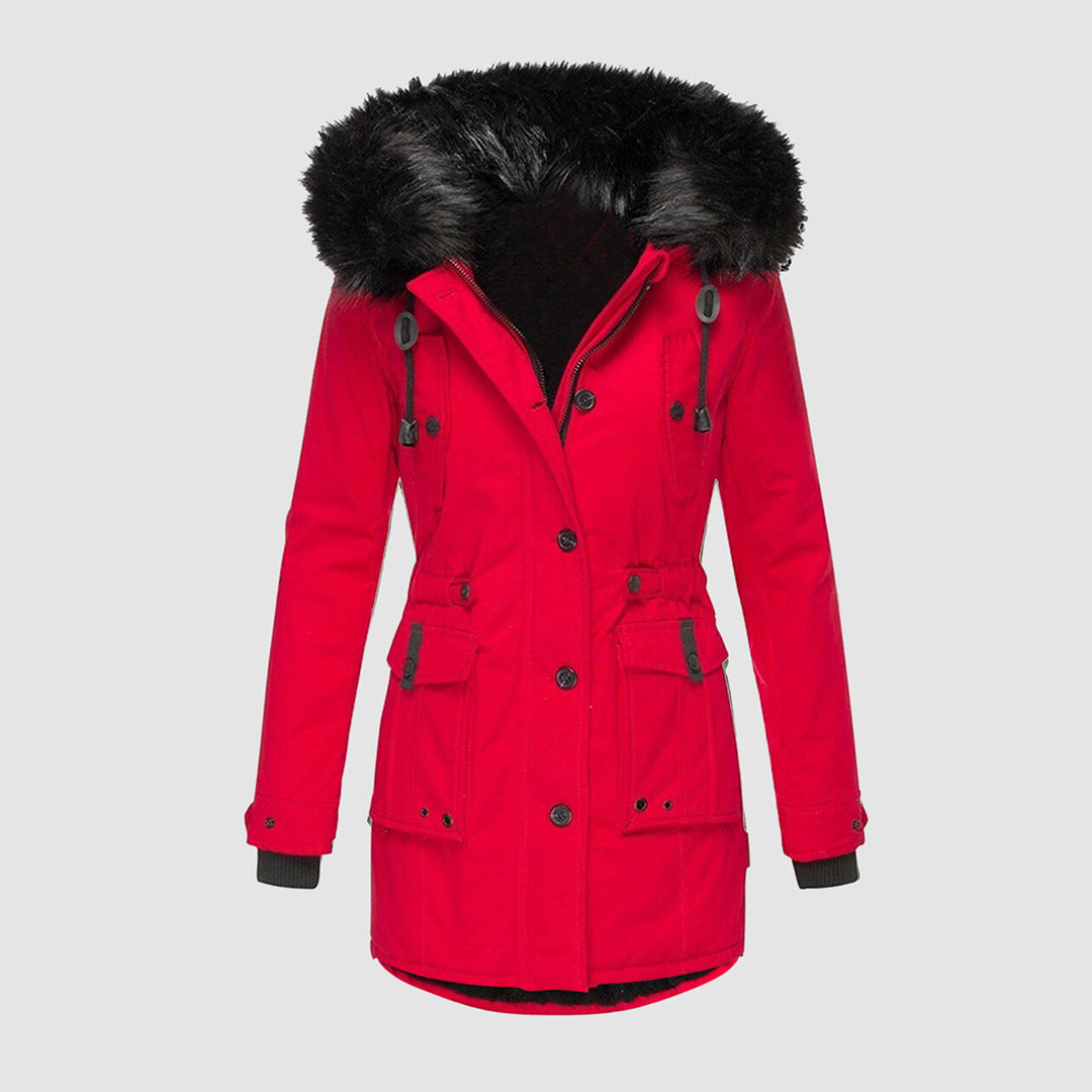 Parka rouge femme avec capuche en fausse fourrure noire, boutons et poches avant. Manteau d'hiver élégant et chaud. Mode féminine hiver.
