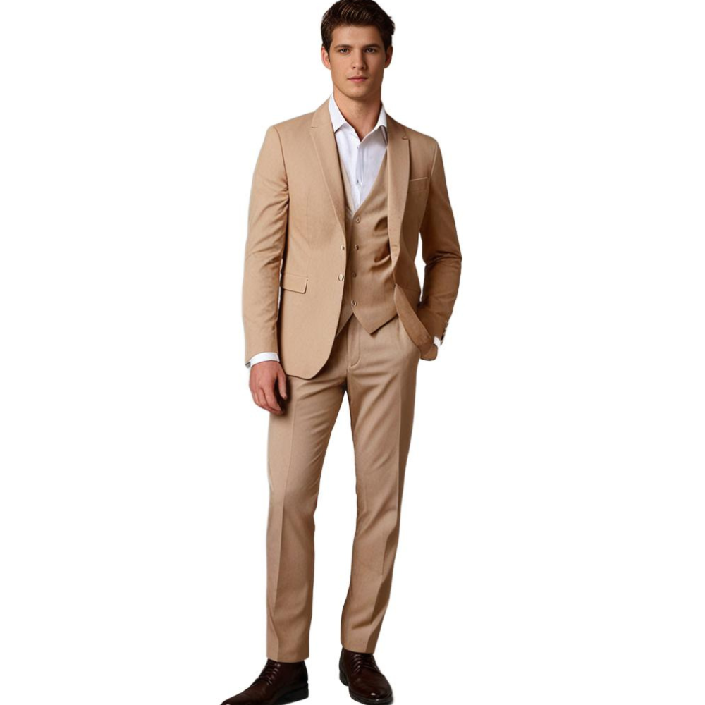 Homme en costume beige élégant, chemise blanche, cravate absente, chaussures marron, sur fond blanc. Mode masculine, tenue formelle, style moderne.