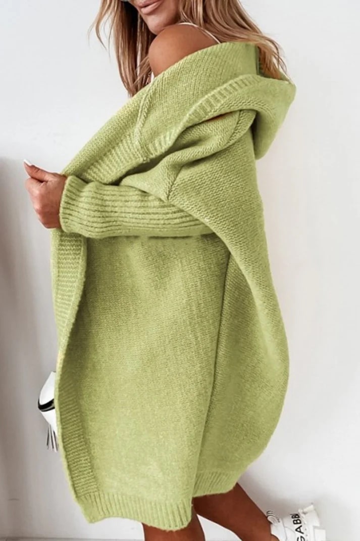 Femme portant un cardigan long vert en tricot, style décontracté, manches longues, idéal pour l'automne. Mode féminine tendance et confortable.