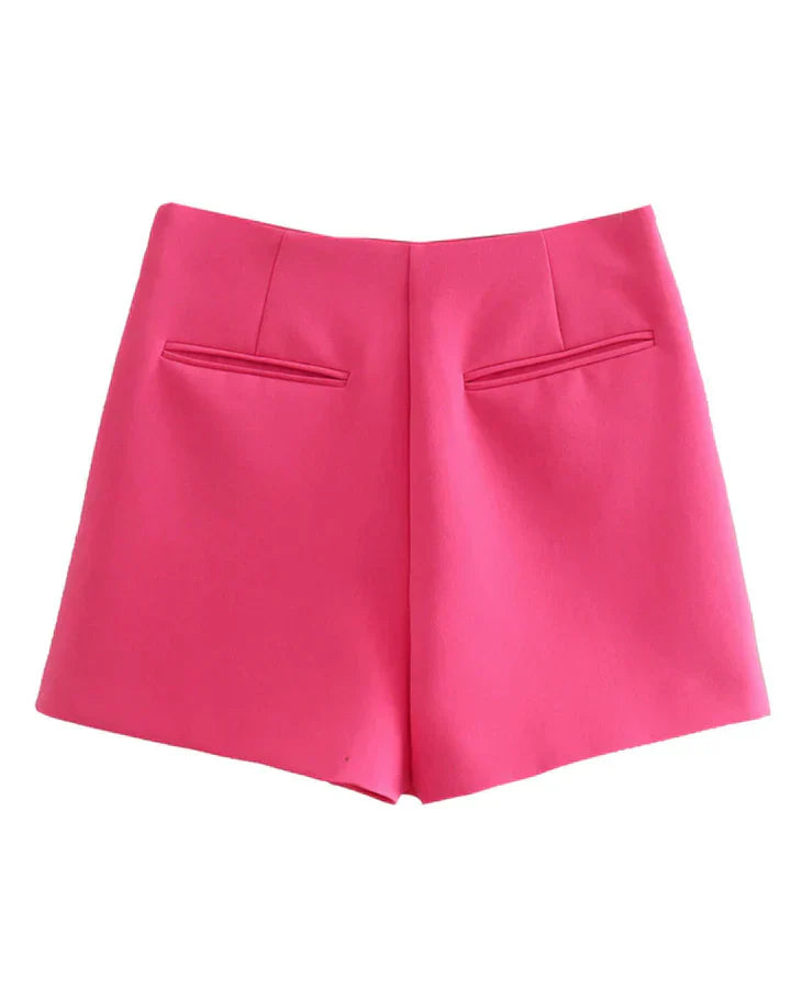 Short rose vif pour femme avec poches arrière, style moderne et élégant. Mode féminine, vêtement d'été tendance, couleur vive.