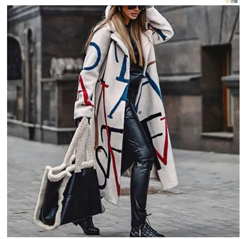 Femme en manteau blanc à motifs colorés, portant un sac en fourrure et des bottes noires, marchant dans une rue pavée urbaine. Mode hiver chic.
