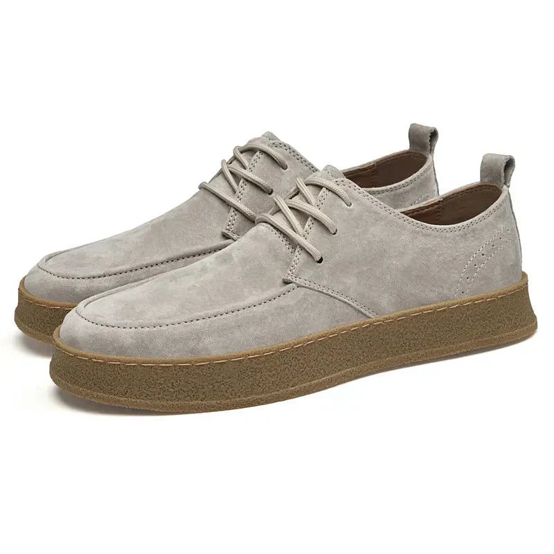 Chaussures derby en daim gris clair pour homme avec semelle épaisse marron, style décontracté et moderne, idéales pour la mode urbaine.