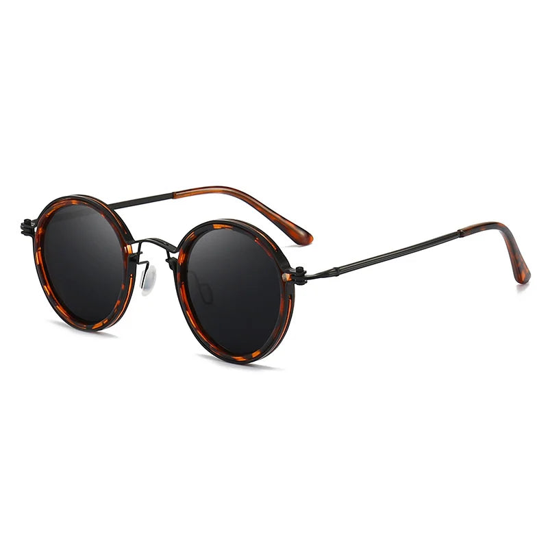 Lunettes de soleil rondes vintage avec monture écaille de tortue et verres noirs, style rétro chic, accessoire mode tendance pour homme et femme.