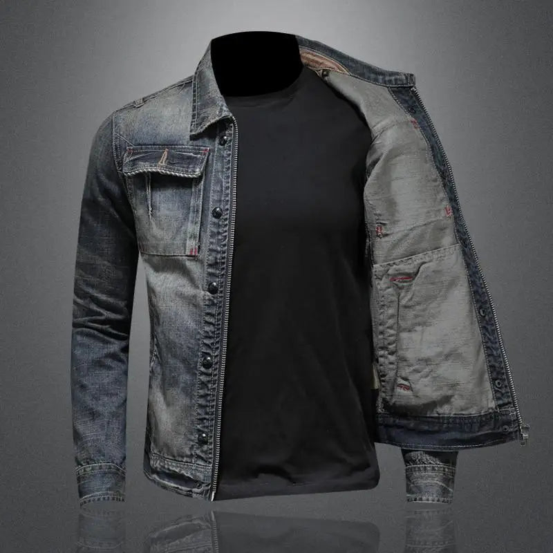 Veste en jean délavé pour homme, style moderne, manches longues, avec t-shirt noir en dessous, sur fond gris. Mode masculine tendance.