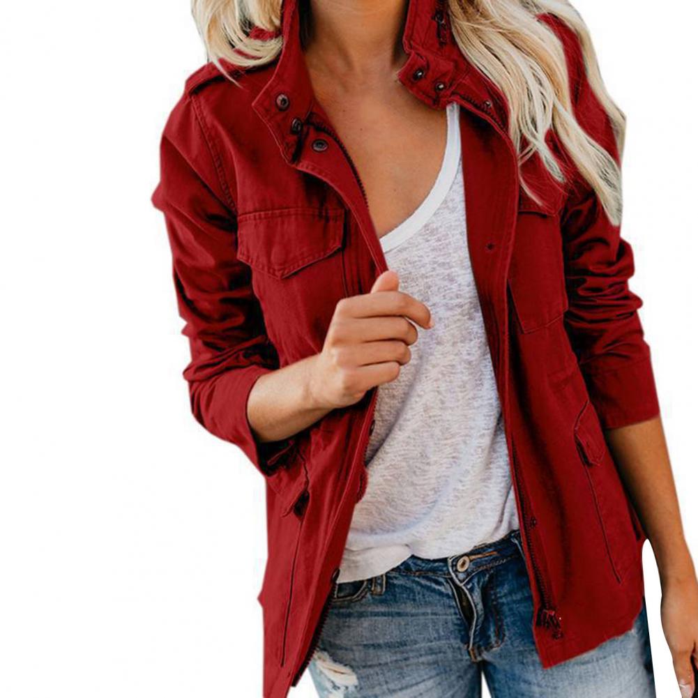 Veste rouge femme élégante, style décontracté, avec poches, portée sur un t-shirt blanc et un jean délavé. Mode féminine tendance automne.